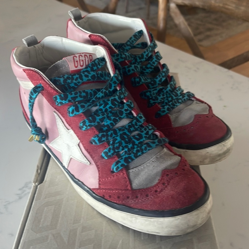Slightly worn! Golden Goose Sneaker comes with box and updated fun laces